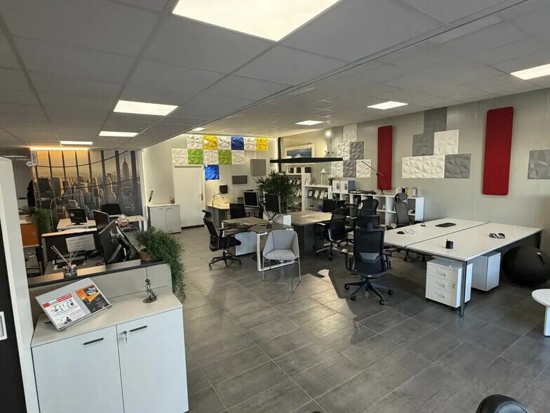 Flex in Valence for lease - Building Photo - Image 2 of 3