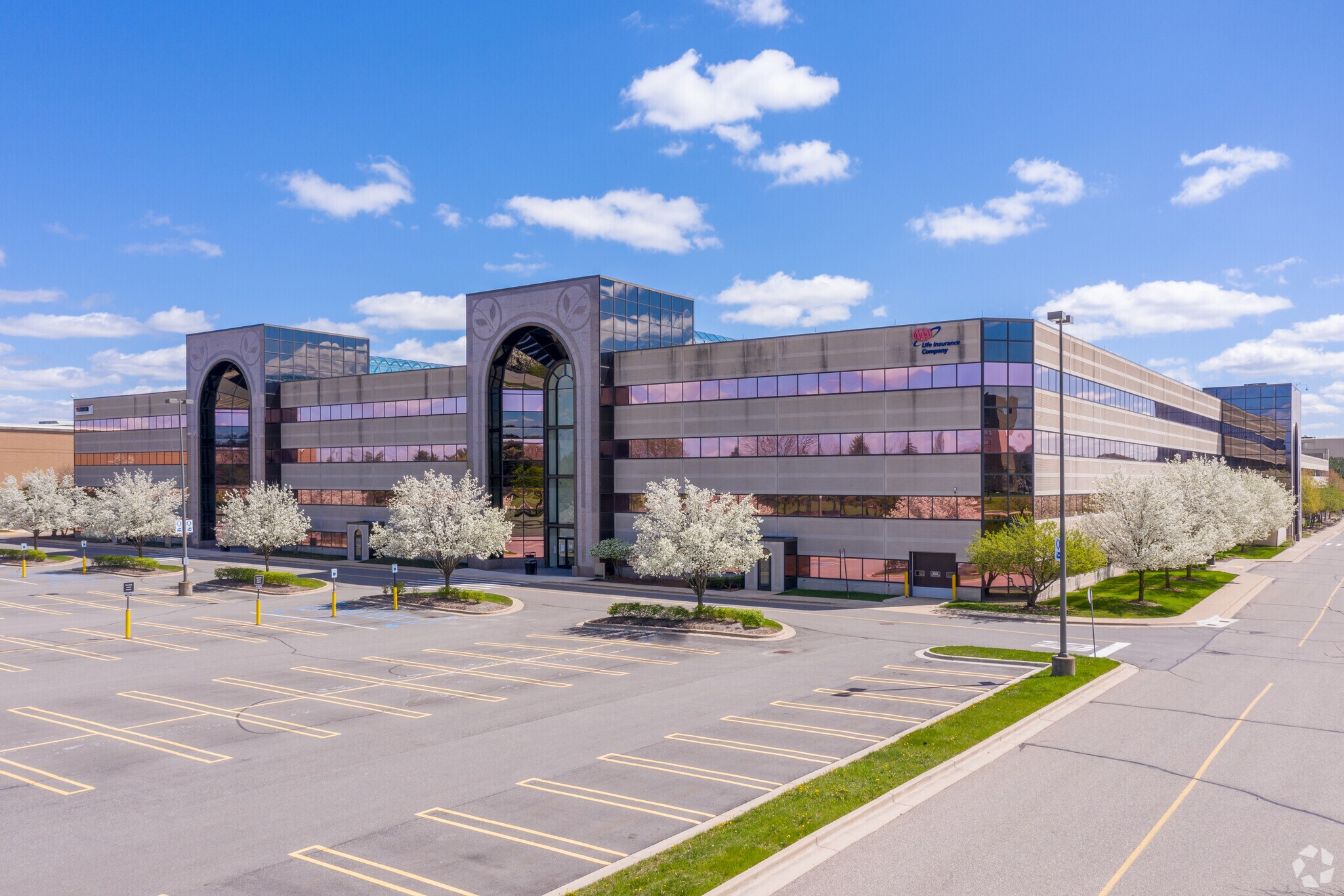 17290-17800 N Laurel Park Dr, Livonia, MI for lease Building Photo- Image 1 of 10