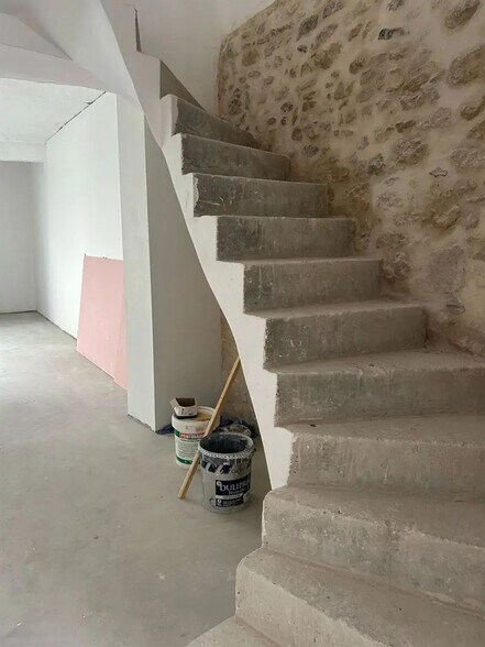 Retail in Rueil-Malmaison for lease - Interior Photo - Image 2 of 3