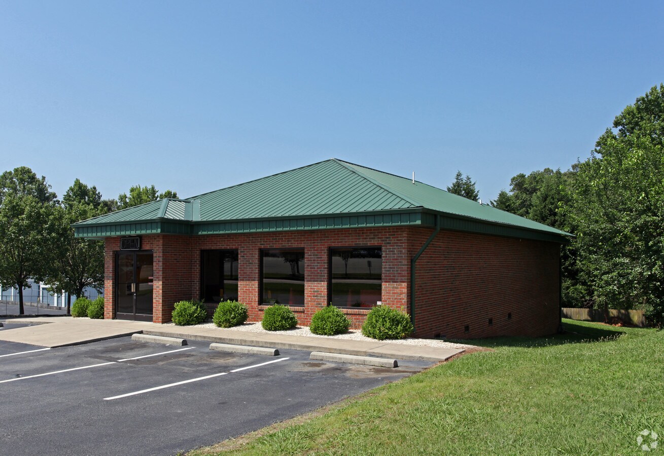 908 Randolph St, Thomasville, NC 27360