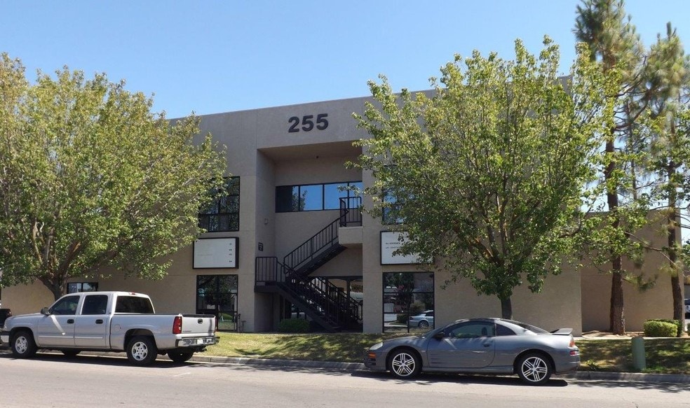 255 W Fallbrook Ave, Fresno, CA for lease - Primary Photo - Image 1 of 2