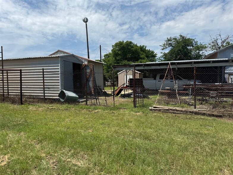 1620 Pecos St, Lockhart, TX for lease - Building Photo - Image 2 of 13