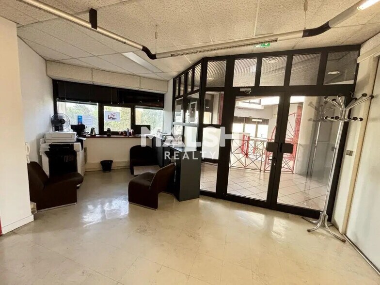 Office in Vénissieux for sale - Lobby - Image 2 of 9