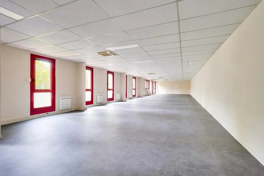 Flex in Éragny for lease - Interior Photo - Image 3 of 4