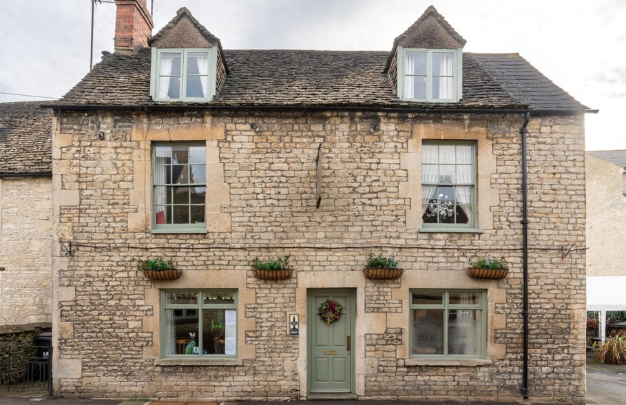 12 Lewis Ln, Cirencester for sale - Building Photo - Image 1 of 2