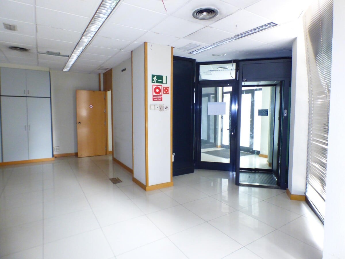 Manresa, BAR 08242 - - - Interior Photo - Image 1 of 10