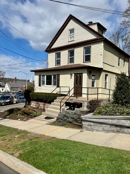 51 Elm St, Huntington, NY for sale - Building Photo - Image 1 of 1