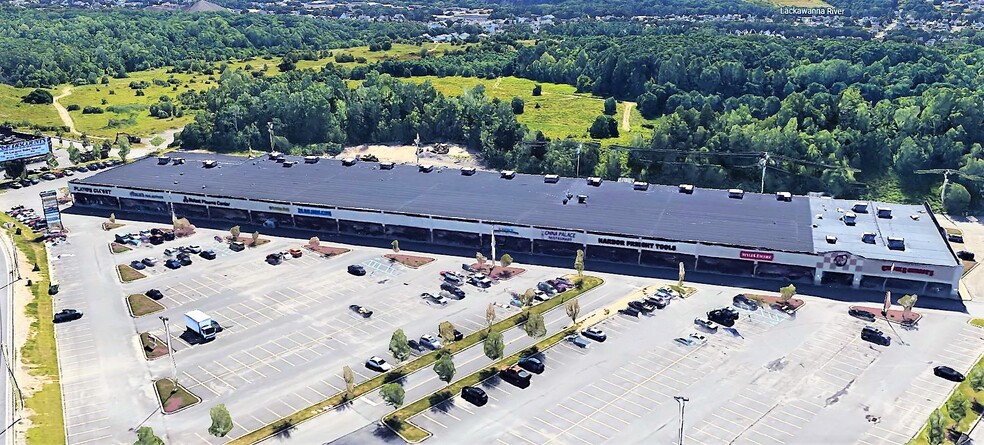 1001-1035 Commerce Blvd, Dickson City, PA for lease - Building Photo - Image 2 of 7