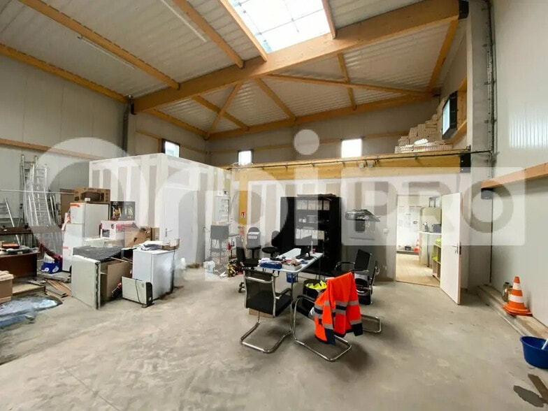 Flex in Saint-Jean-de-la-Neuville for lease - Interior Photo - Image 3 of 12