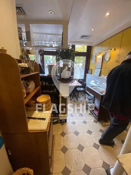 Retail in Paris for lease - Interior Photo - Image 2 of 9