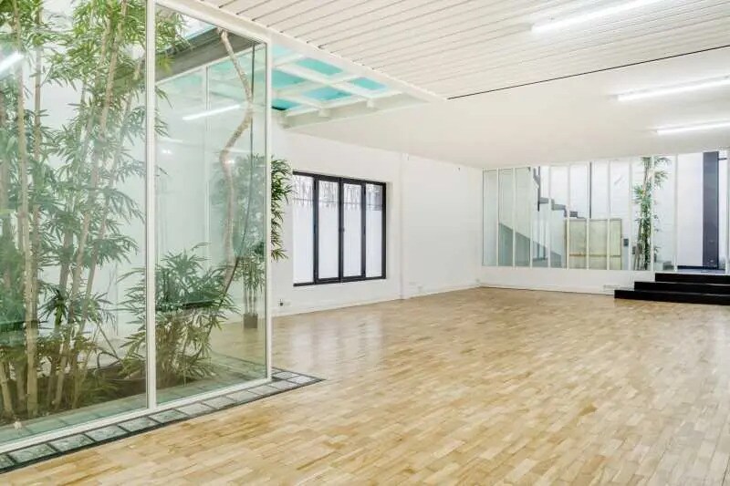 Office in Paris for lease Interior Photo- Image 1 of 14