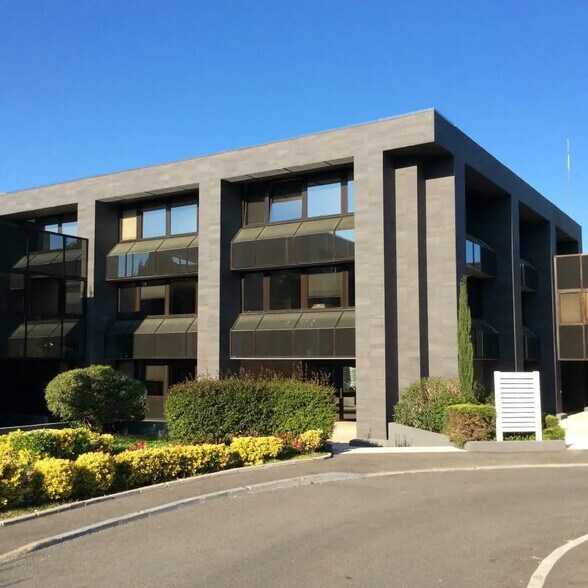 Office in Valbonne for lease - Building Photo - Image 1 of 14