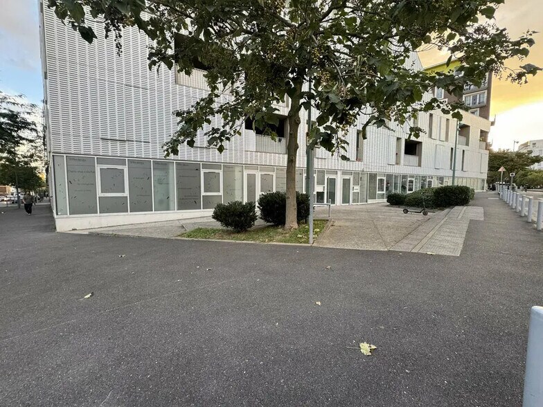 Retail in Arcueil for lease - Building Photo - Image 1 of 7