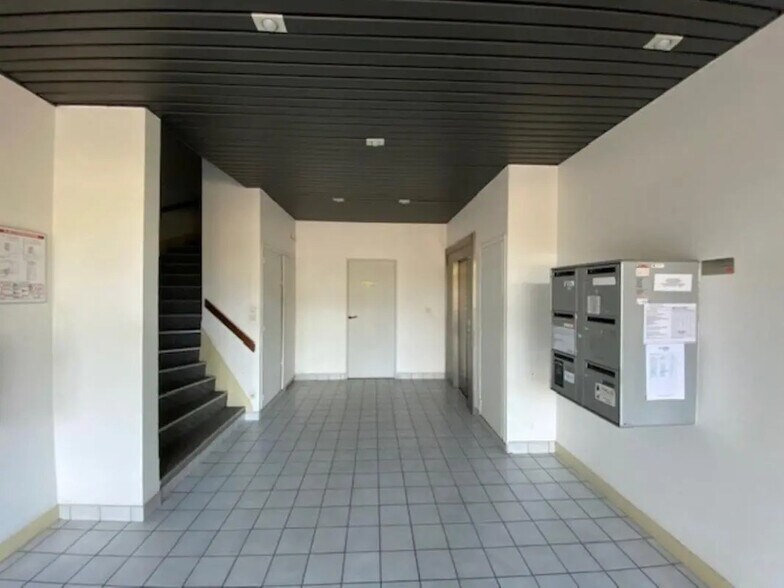 Office in Saint-Grégoire for lease - Lobby - Image 2 of 13