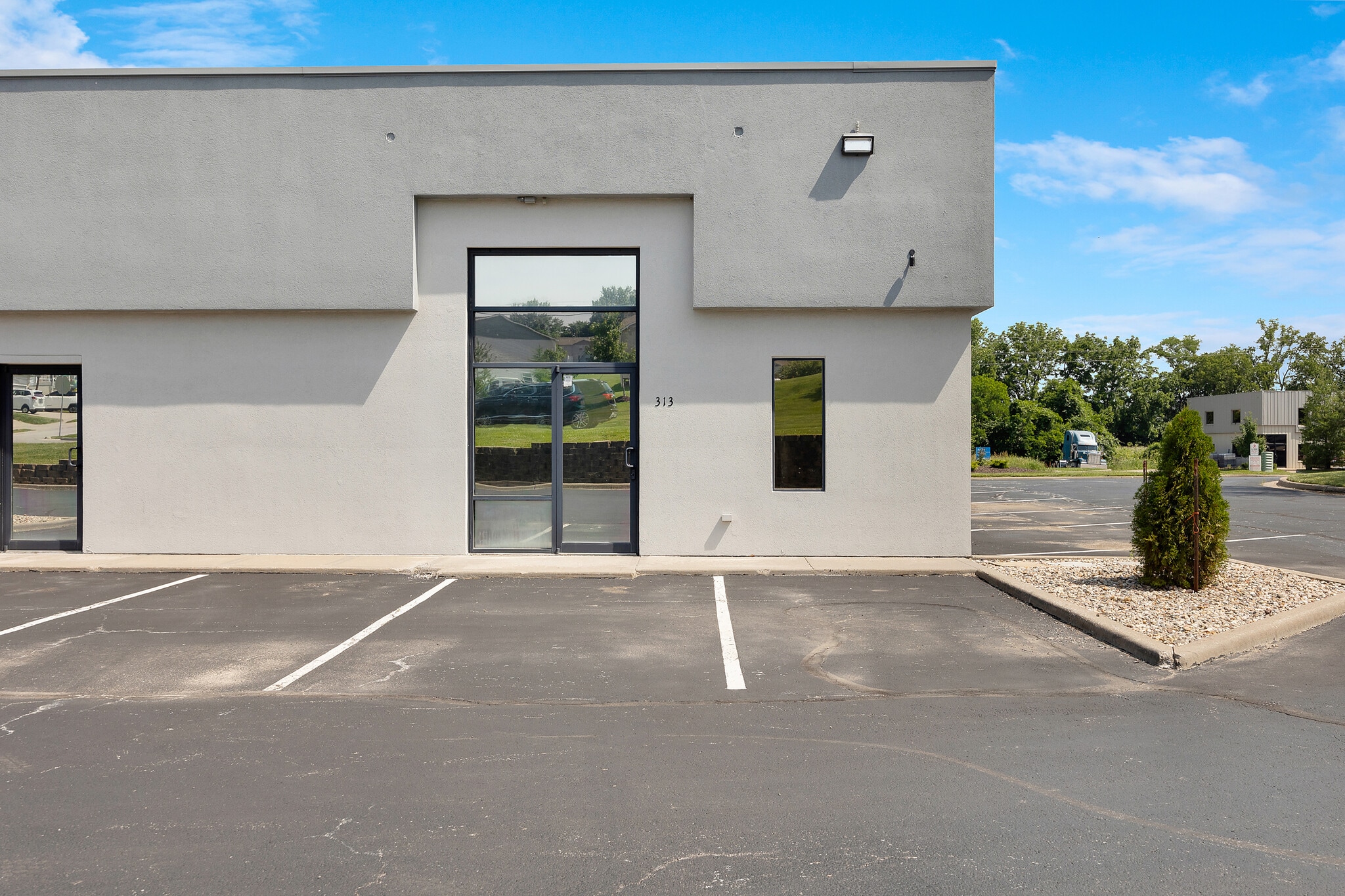 307-313 SE AA Hwy, Blue Springs, MO for lease Building Photo- Image 1 of 16