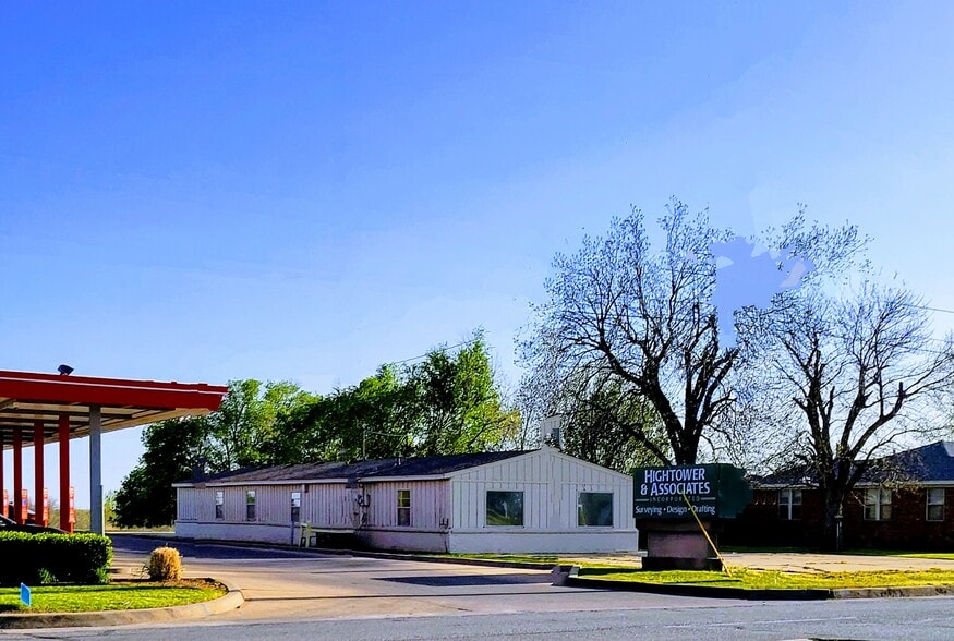 2614 SW Lee Blvd, Lawton, OK for sale - Primary Photo - Image 1 of 12