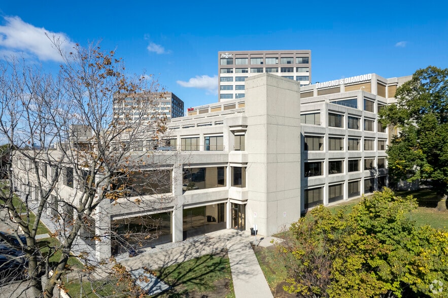 255 Consumers Rd, Toronto, ON for sale - Primary Photo - Image 1 of 1