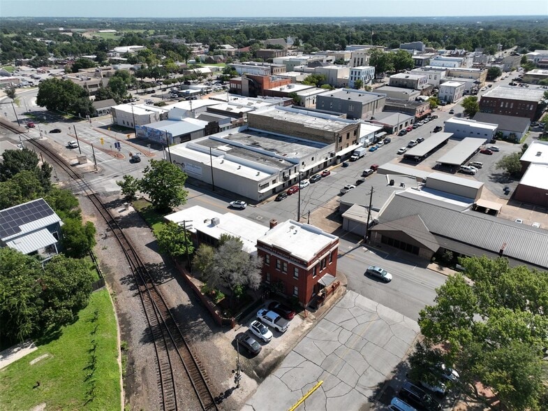 214 S Austin St, Brenham, TX for lease - Building Photo - Image 2 of 10