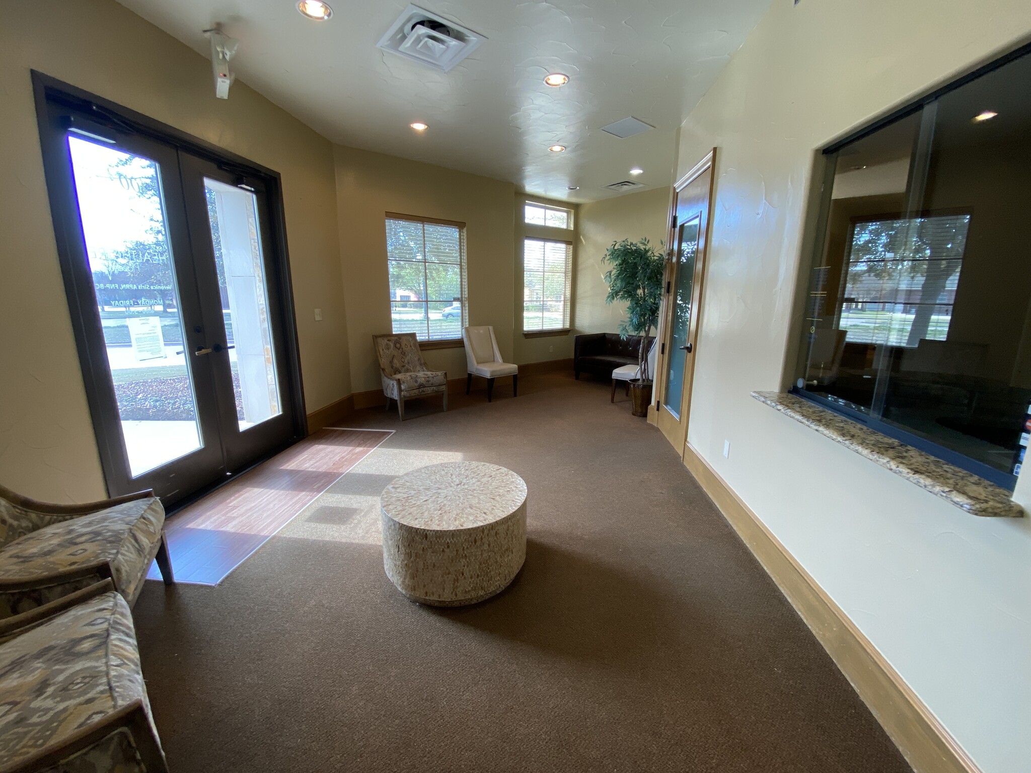 1809-1813 Hinkle Dr, Denton, TX for lease Interior Photo- Image 1 of 5