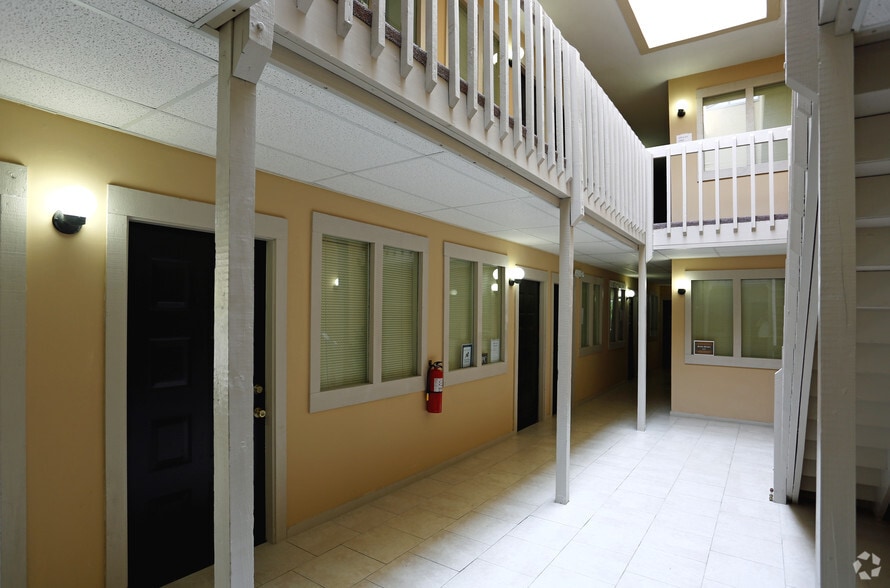 10617 Kettering Dr, Charlotte, NC for lease - Building Photo - Image 3 of 4