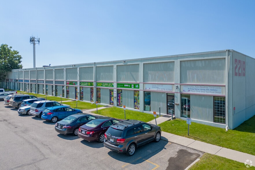 2219 35th Ave NE, Calgary, AB for sale - Primary Photo - Image 1 of 7