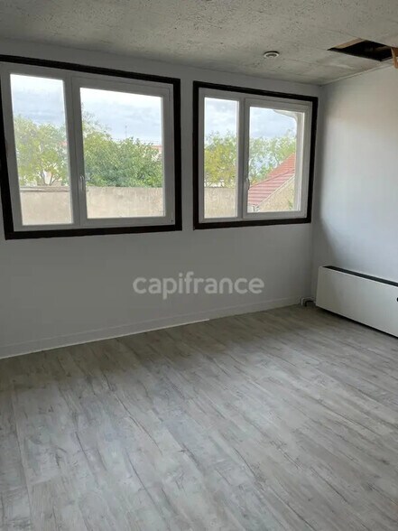 Flex in Champigny-sur-Marne for lease - Interior Photo - Image 2 of 5