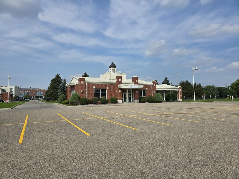 2755 10th Ave N, Grand Forks, ND for sale - Building Photo - Image 3 of 20