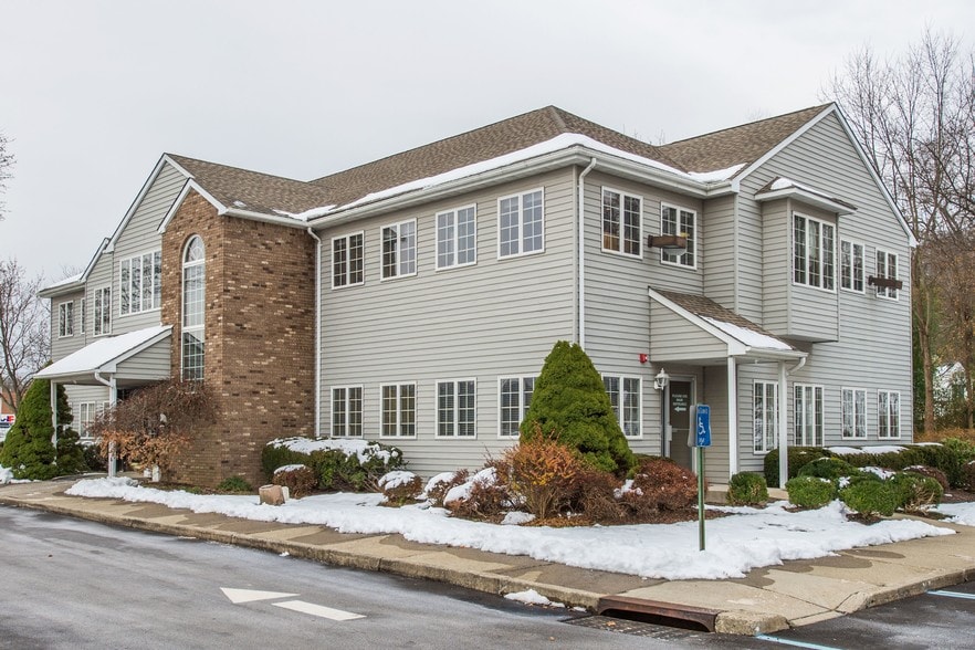 11 E Oak St, Oakland, NJ 07436