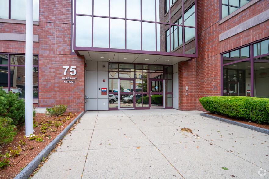 75 Pleasant St, Malden, MA for lease - Building Photo - Image 3 of 8