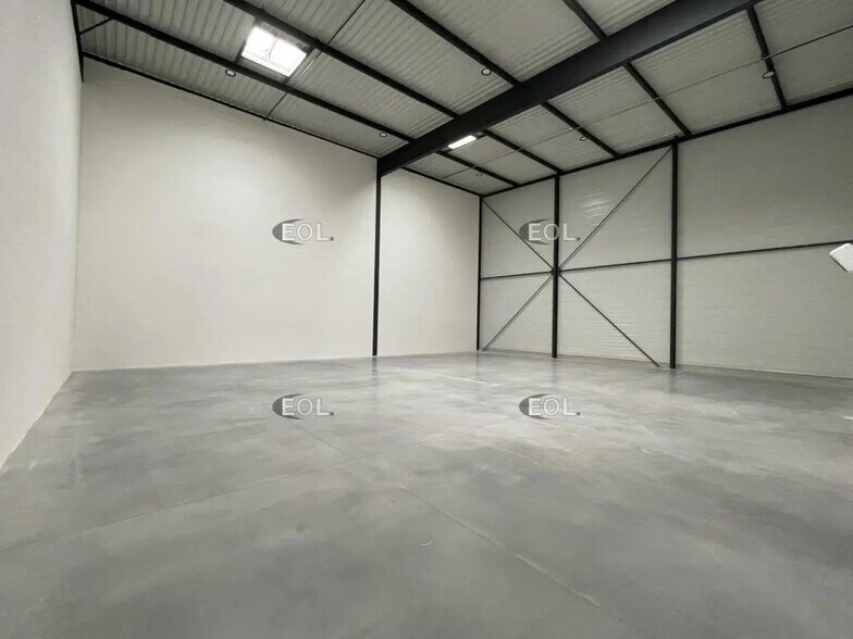 Flex in Osny for lease - Building Photo - Image 3 of 12