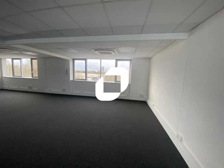 Office in Bordeaux for lease - Interior Photo - Image 1 of 6