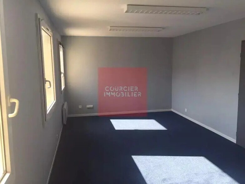 Office in Rambouillet for lease - Interior Photo - Image 3 of 5