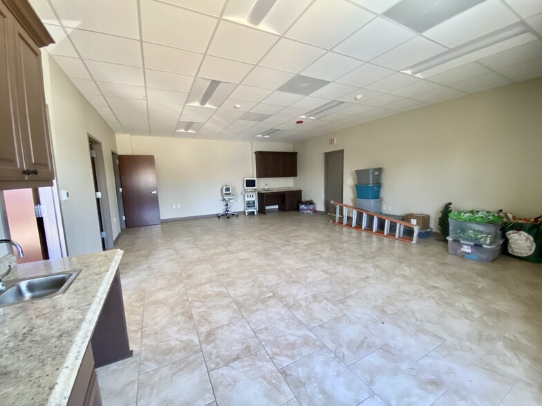 3440 Fannin St, Beaumont, TX for lease - Interior Photo - Image 2 of 27