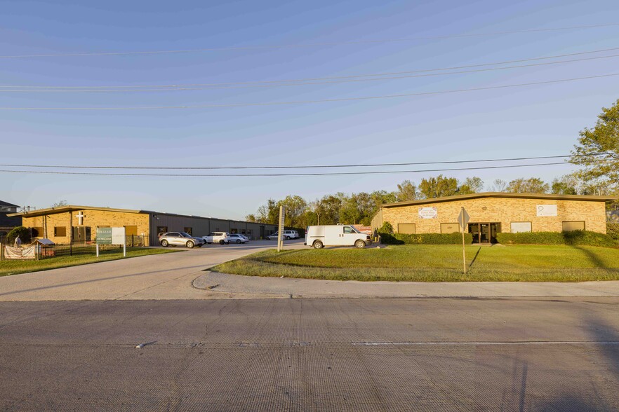 40 Wilson Rd, Humble, TX for lease - Building Photo - Image 3 of 4