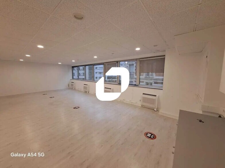 Office in Boulogne-Billancourt for lease - Building Photo - Image 3 of 8
