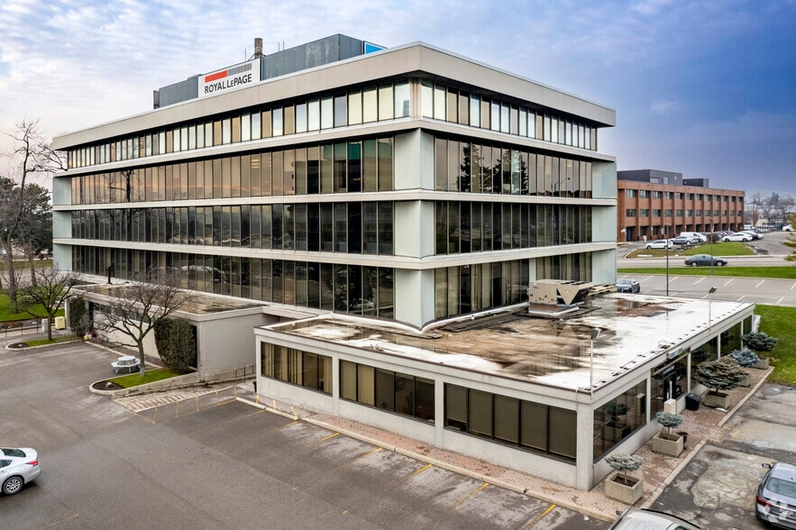 39 Wynford Dr, Toronto, ON for lease - Building Photo - Image 2 of 4