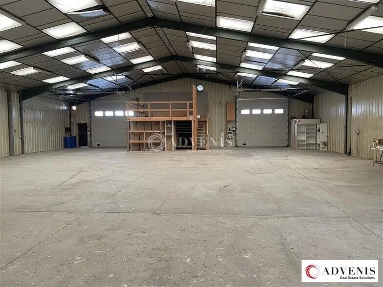 Flex in Pessac for lease - Interior Photo - Image 2 of 5