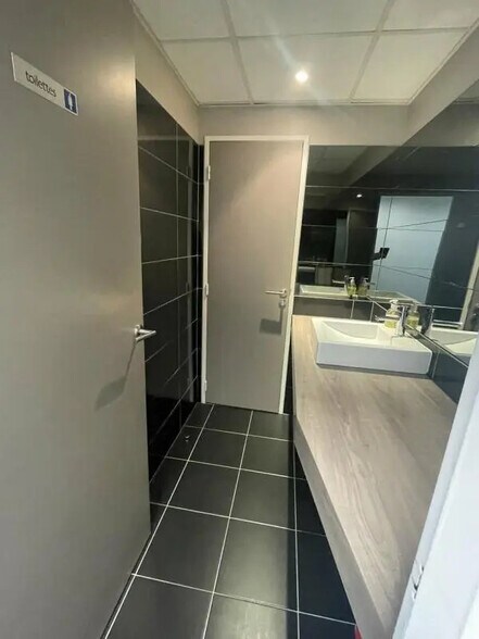 Office in Nantes for lease - Building Photo - Image 3 of 8