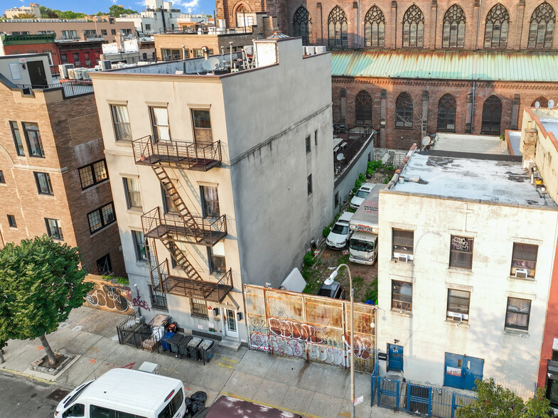 126 Manhattan Avenue ave, Brooklyn, NY for sale - Building Photo - Image 3 of 7