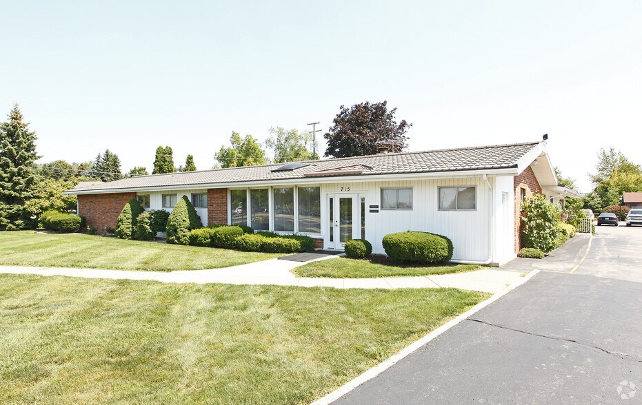 715 Byron Rd, Howell, MI 48843