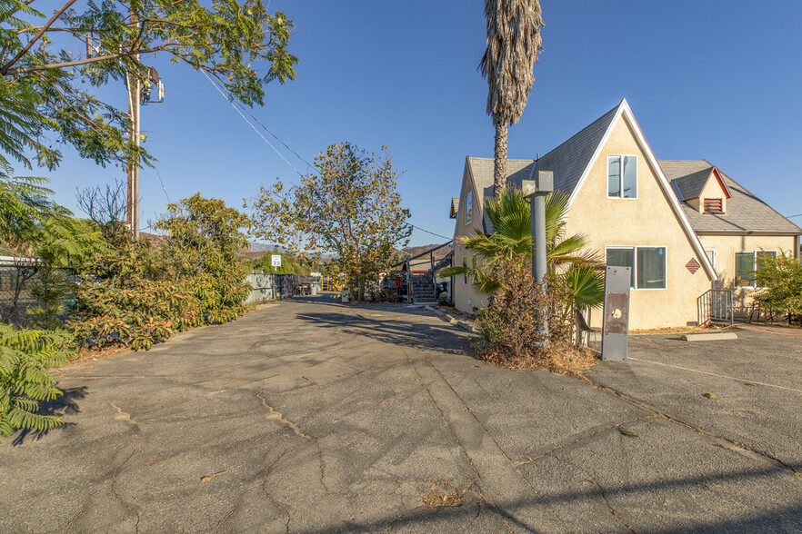 9052-9058 Sunland Blvd, Sun Valley, CA for sale - Building Photo - Image 3 of 32