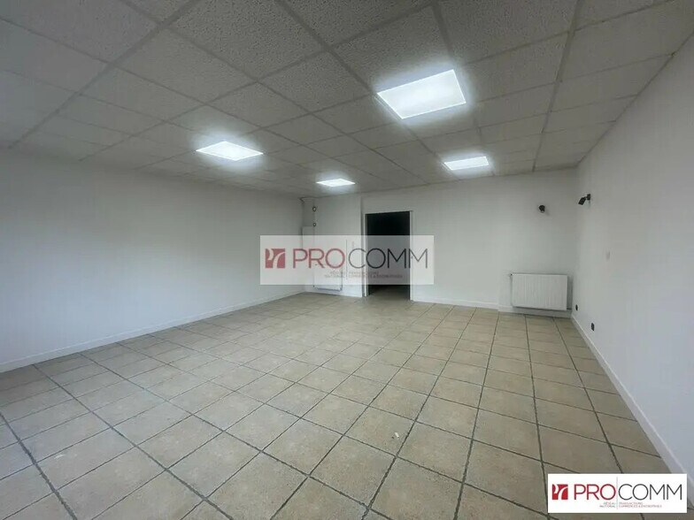 Retail in Luisant for lease - Building Photo - Image 2 of 8