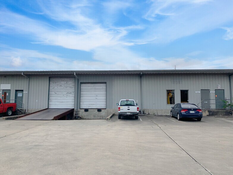 8910 Lawndale St, Houston, TX for lease - Building Photo - Image 3 of 12