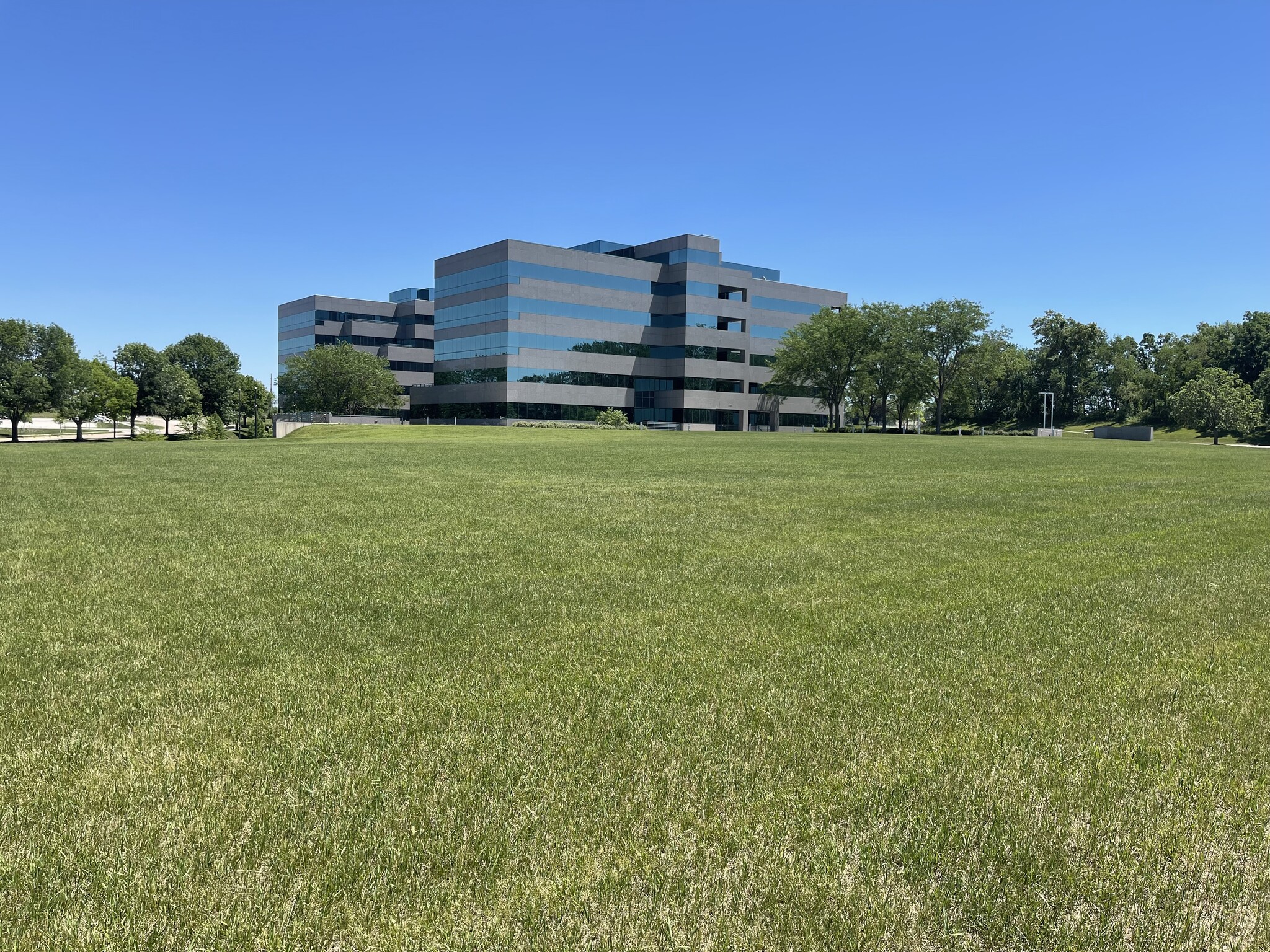 4515 N River Blvd, Cedar Rapids, IA for lease Building Photo- Image 1 of 50