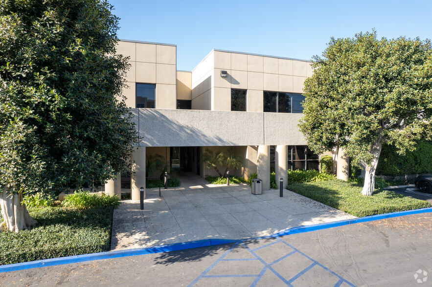 9221 Corbin Ave, Northridge, CA for lease - Building Photo - Image 2 of 6