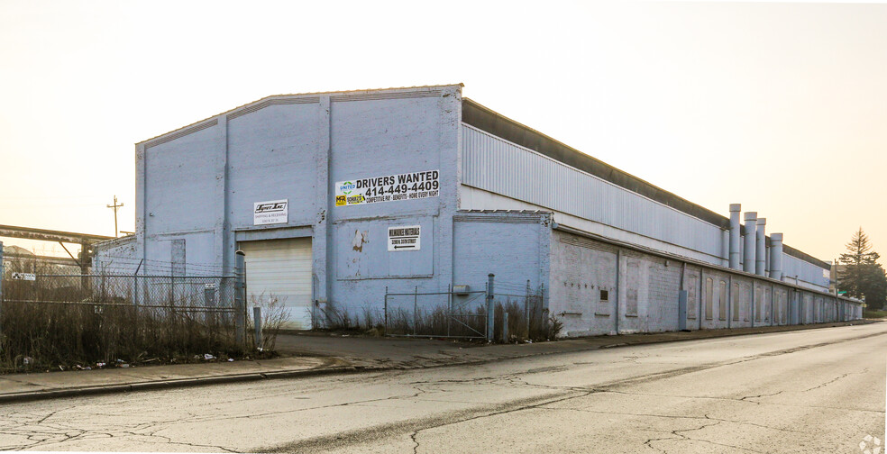 3282 N 35th St, Milwaukee, WI for sale - Building Photo - Image 1 of 5