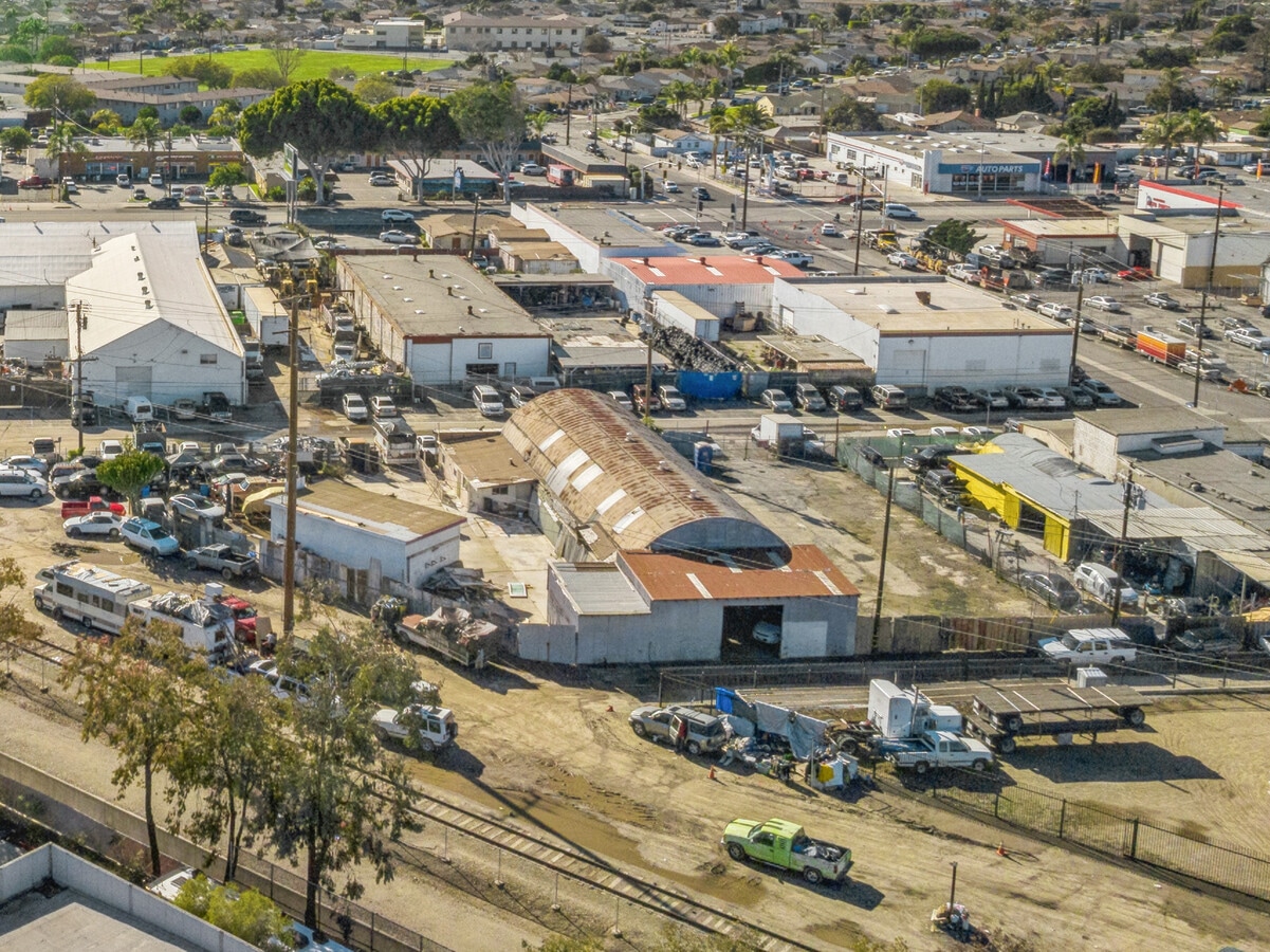 1640 Pine St, Oxnard, CA 93030 Freestanding Auto Body Repair Shop in