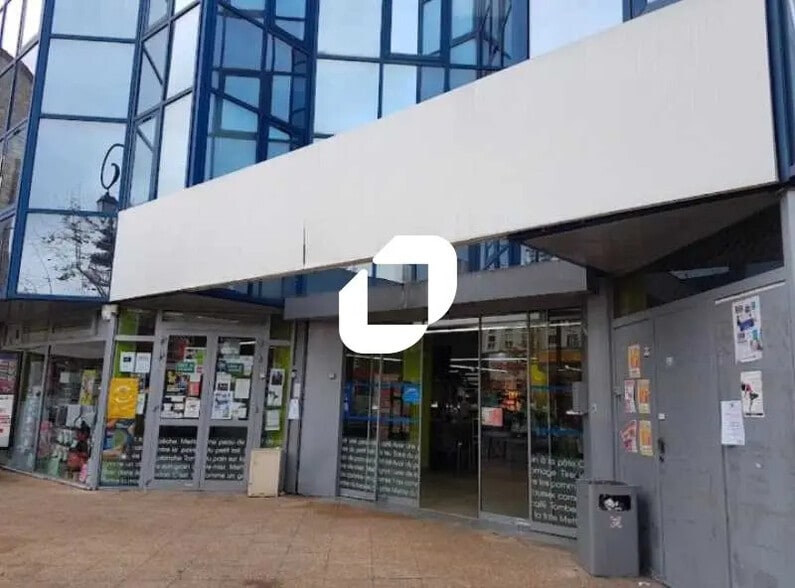 Retail in Saint-Maur-des-Fossés for lease - Building Photo - Image 1 of 5