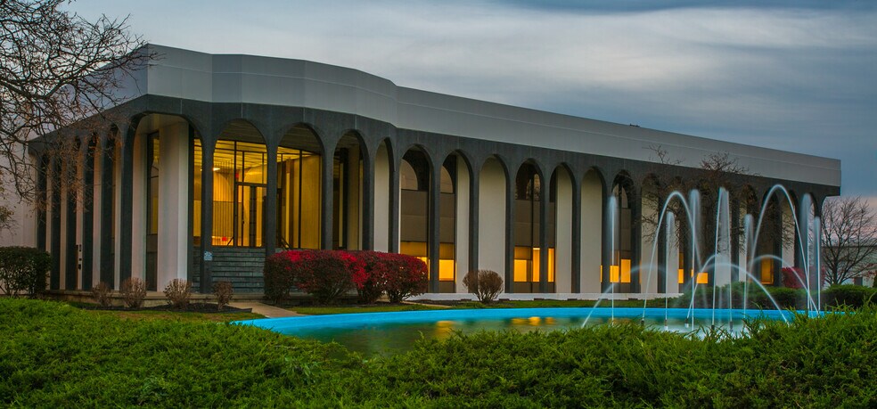 2460 Kerper Blvd, Dubuque, IA for lease - Building Photo - Image 2 of 5