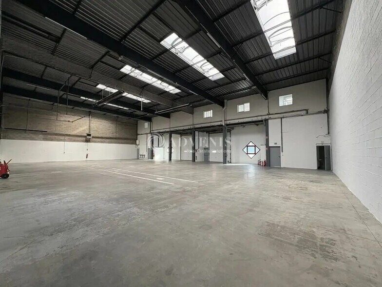 Flex in Trappes for lease - Interior Photo - Image 1 of 6